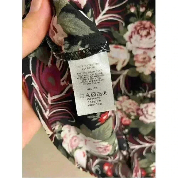LIKE NEW
LOFT women’s black‎ floral ruffle sleeve top/blouse, medium - Picture 5 of 5